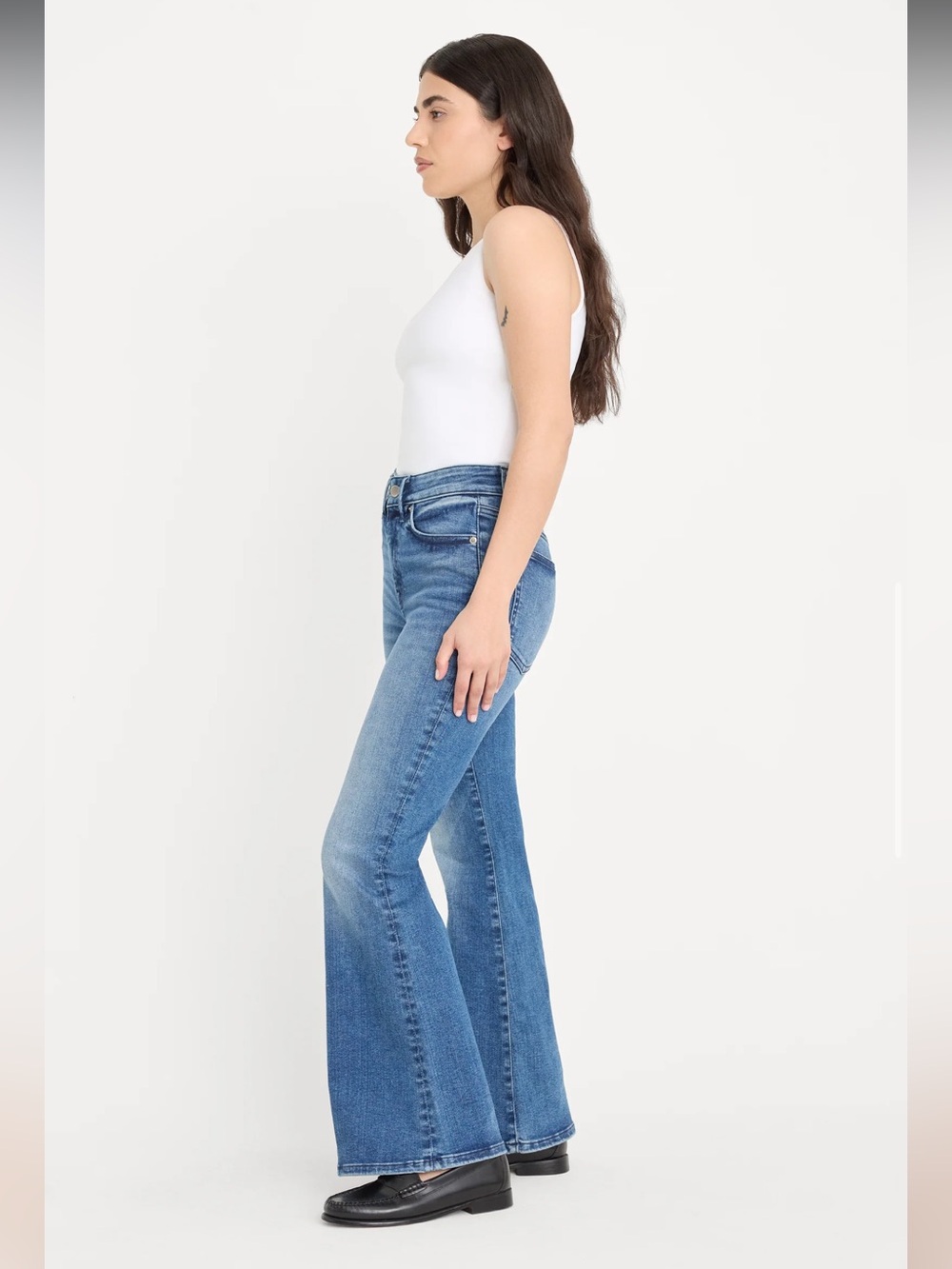 Good American Always Fits Petite Flare Jeans - Picture 4 of 10